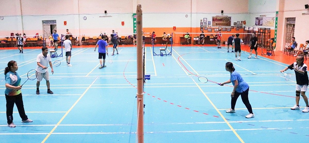 Những lợi ích của việc chơi cầu lông đối với tuổi trung niên