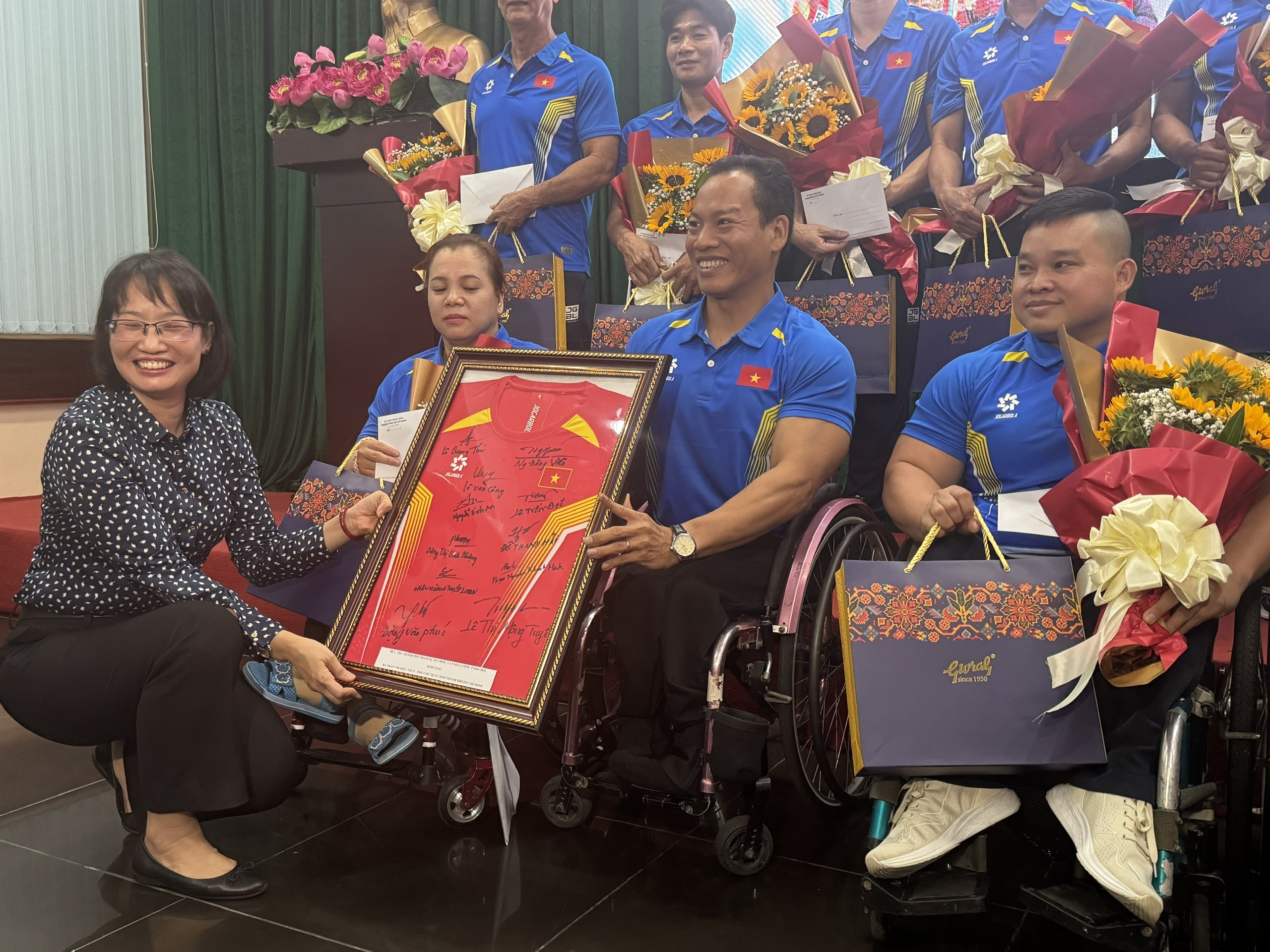 Lãnh đạo TP.HCM tặng quà động viên VĐV người khuyết tật trước ngày tham dự Paralympic 2024. Ảnh: BTC