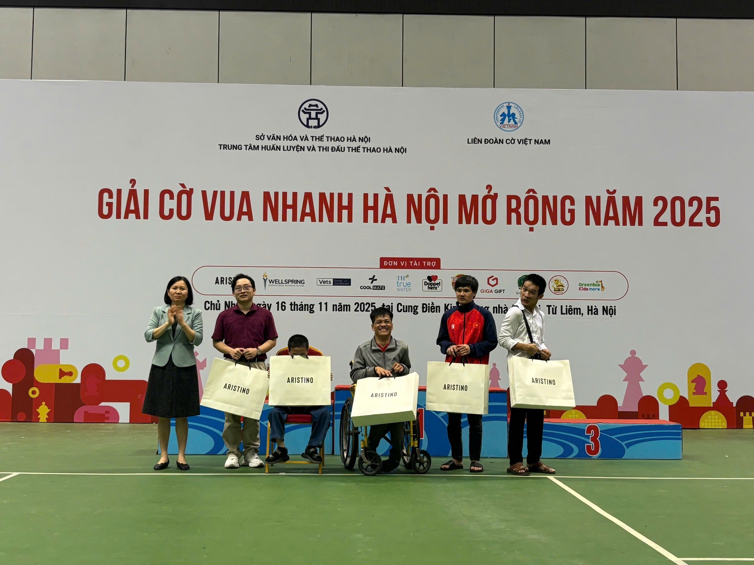 Vận động viên người khuyết tật giành giải thưởng Vận động viên truyền cảm hứng tại Giải cờ Vua nhanh Hà Nội mở rộng 2025