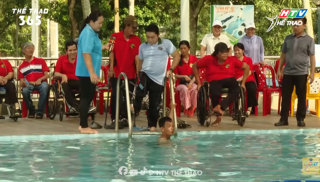Tập huấn bơi phòng, chống đuối nước cho người khuyết tật tại xã Ngãi Giao